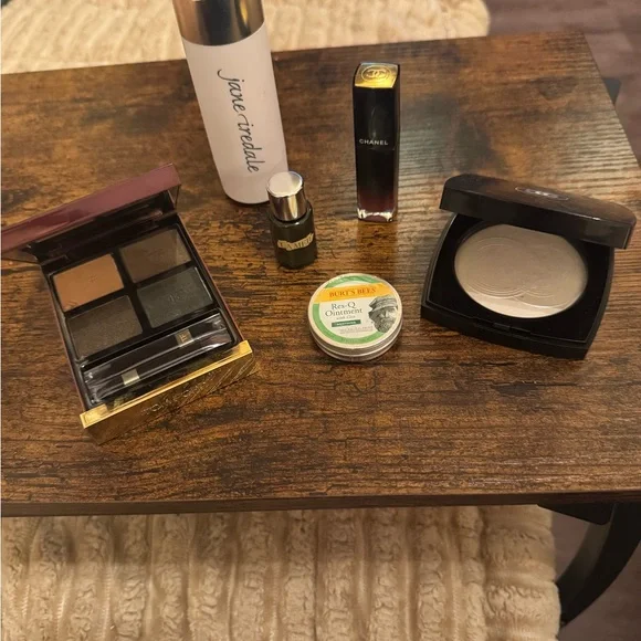 Grab Bag #6. CHANEL Lumière de l'Océan Illuminating Powder, ect - Picture 1 of 11